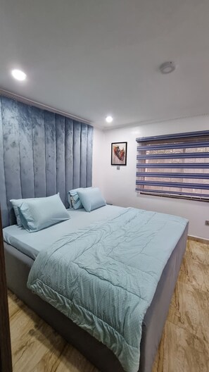 2 bedrooms, desk, iron/ironing board, free WiFi - Luxury 2bedroom in Wuse 2, Abuja. Netflix, Kid-friendly, 247 Electricity & Wi-FI (Abuja)