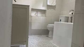 Douche, sĂšche-cheveux, serviettes fournies, savon