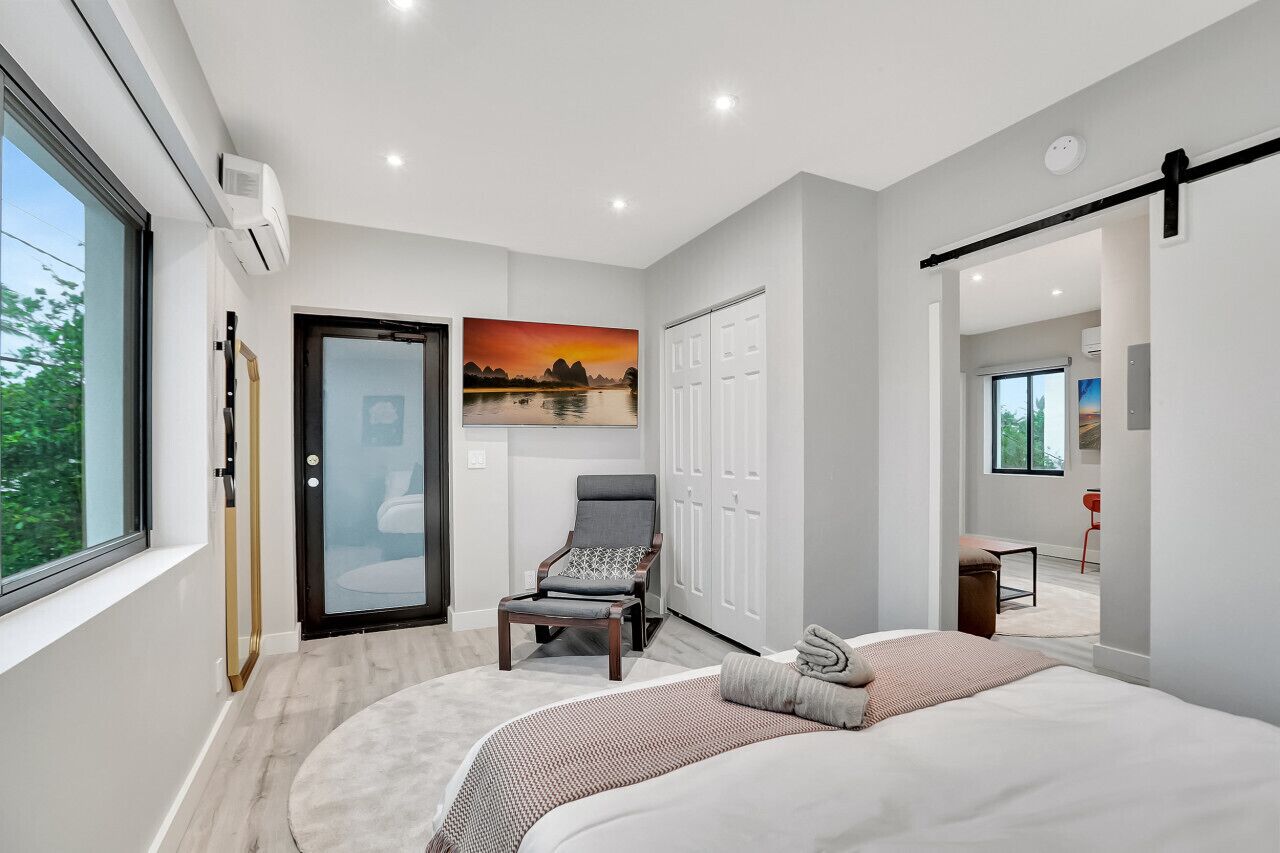 1 多间卧室、办公桌、熨斗/熨衣板、旅行婴儿床