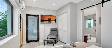 1 chambre, bureau, fer et planche à repasser, lit parapluie