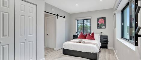 1 chambre, bureau, fer et planche à repasser, lit parapluie