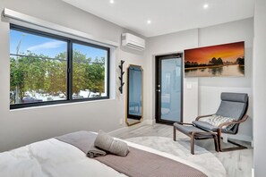 1 chambre, bureau, fer et planche à repasser, lit parapluie