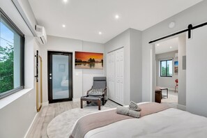 1 soverom, skrivebord, strykejern/-brett og reiseseng for barn