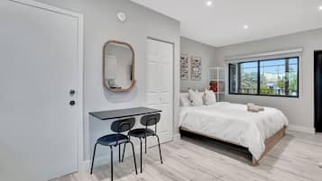 Escrivaninha, ferros/tábuas de passar roupa, berço de viagem, Wi-Fi