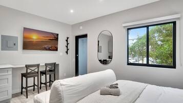 1 soverom, skrivebord, strykejern/-brett og reiseseng for barn