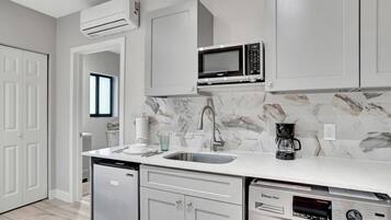 Mikrowelle, Wasserkocher mit Kaffee-/Teezubehör, Toaster, Hochstuhl