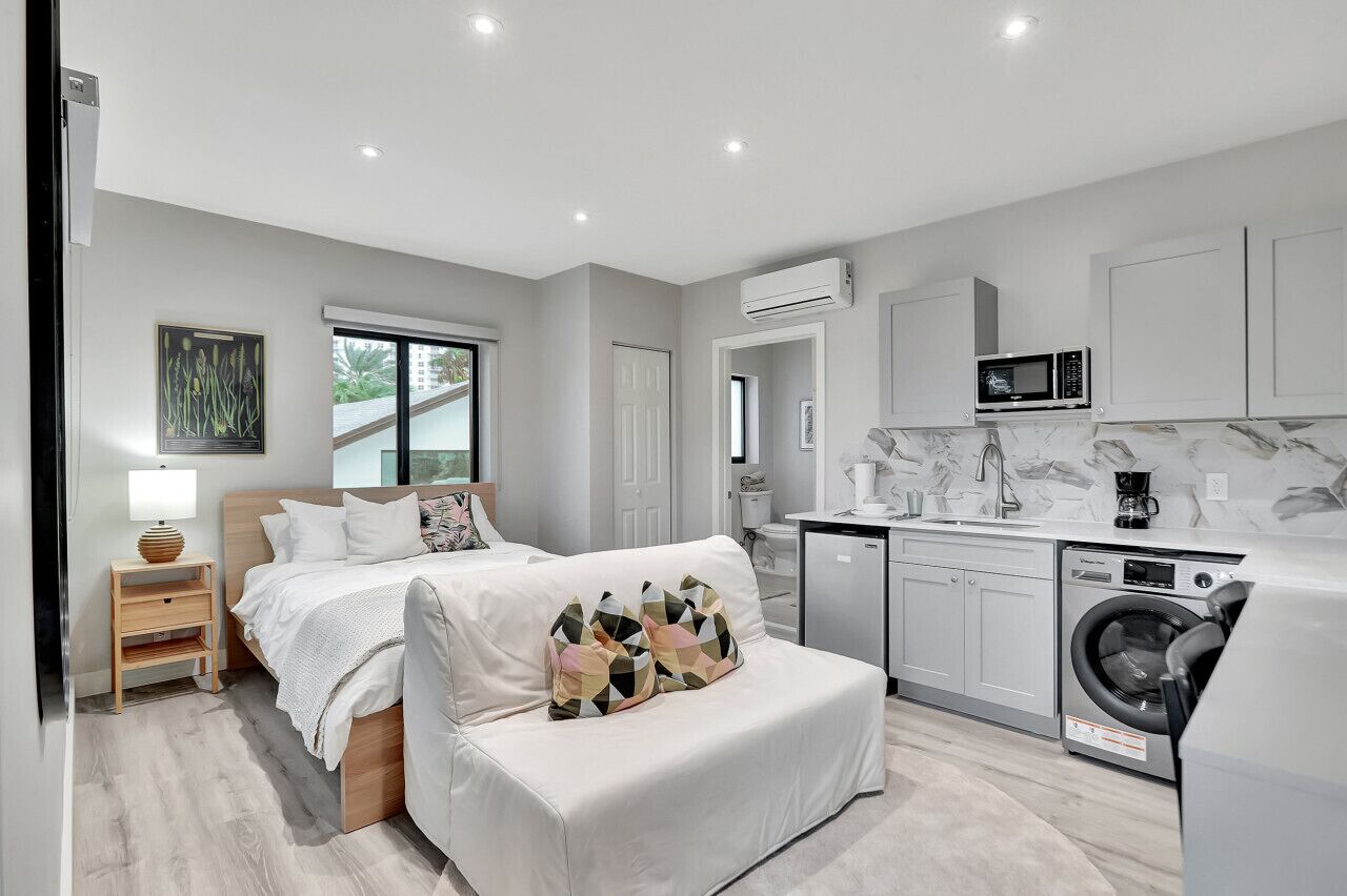 1 camera, una scrivania, ferro/asse da stiro, culla da viaggio