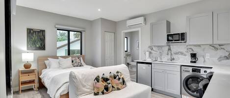 1 chambre, bureau, fer et planche à repasser, lit parapluie