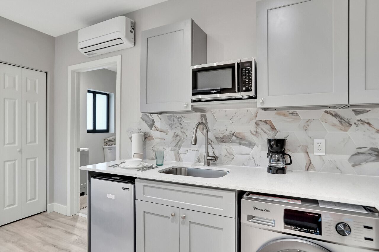 Mikrowelle, Wasserkocher mit Kaffee-/Teezubehör, Toaster, Hochstuhl