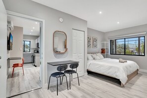 2 habitaciones, escritorio y tabla de planchar con plancha 