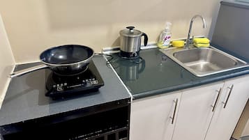 Exclusive Apartment | Private kitchen | Microwave, stovetop, rice cooker, cookware/dishes/utensils