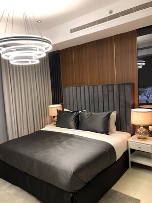 Hochwertige Bettwaren, Betten mit Memory-Foam-Matratzen, Zimmersafe