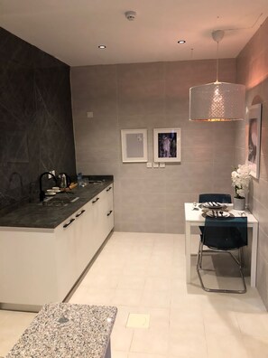 Mini-fridge, electric kettle, paper towels - DANA HOTEL RESIDENCES QASSIM (Buraydah)
