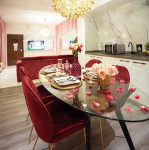 Royal Suite | Private kitchenette | Mini-fridge, electric kettle, paper towels - DANA HOTEL RESIDENCES QASSIM (Buraydah)