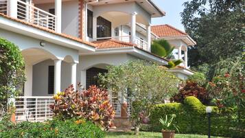 3 عدّة غرف نوم وبديكورات فريدة لكل غرفة وطراز فريد لكل وحدة ومكتب