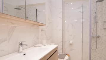 Douche, sèche-cheveux, serviettes fournies, savon