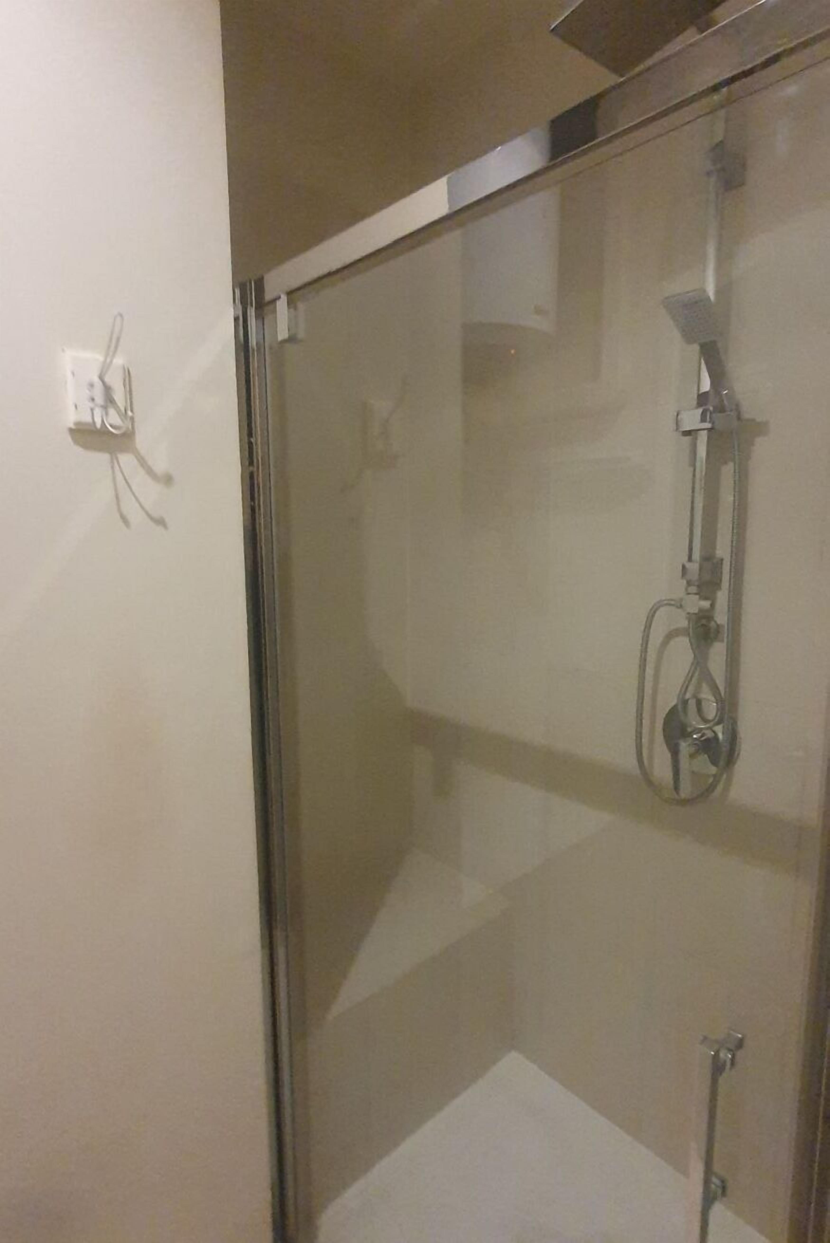 Hair dryer, bidet, towels, shampoo