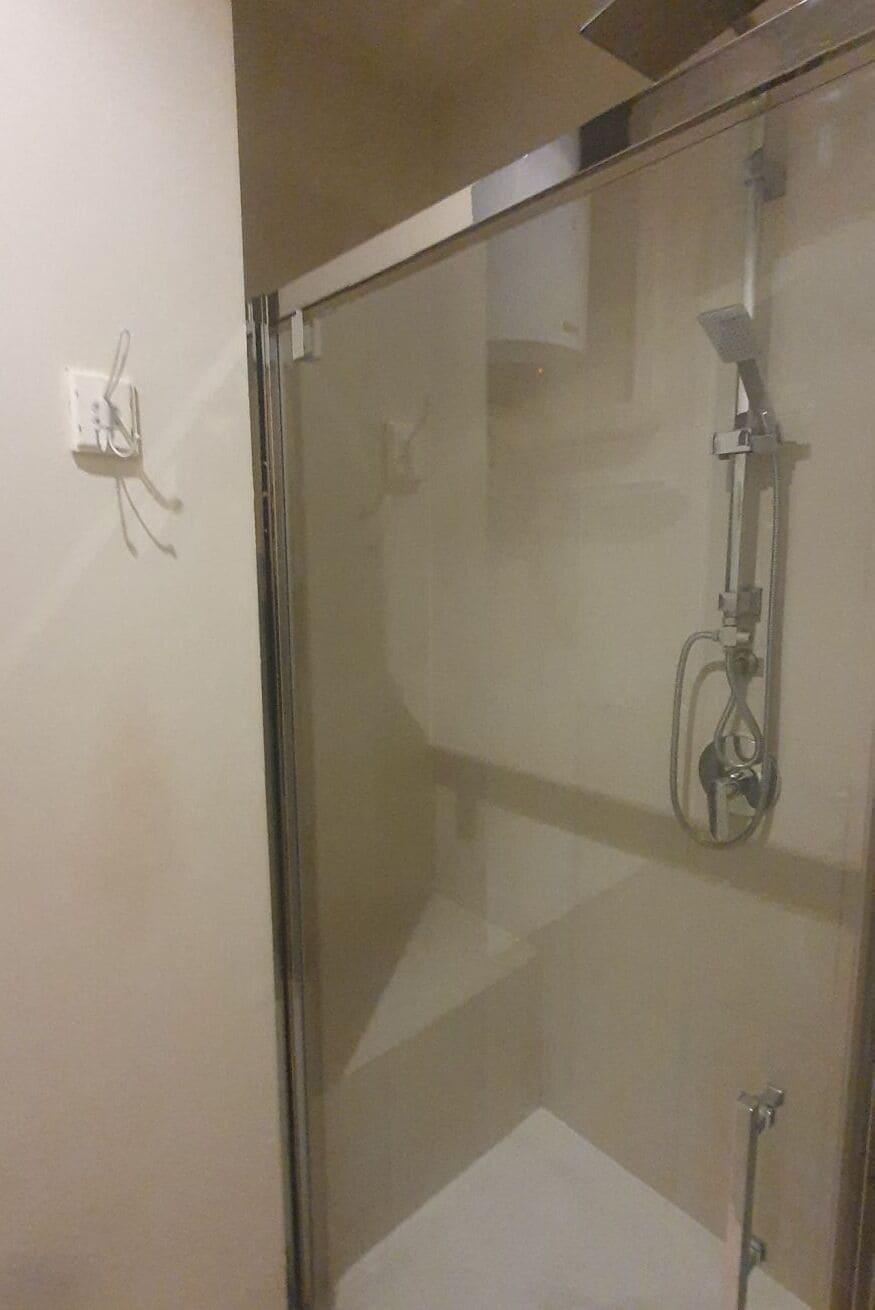 Hair dryer, bidet, towels, shampoo