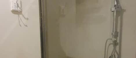 Sèche-cheveux, bidet, serviettes fournies, shampoing