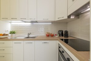 Kühlschrank, Ofen, Herdplatte, Geschirrspüler