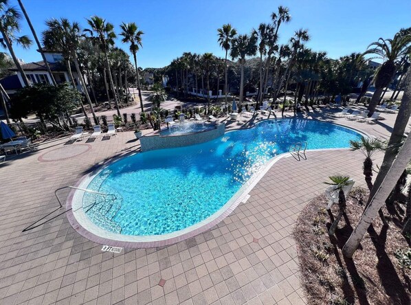 Una piscina al aire libre, una piscina climatizada