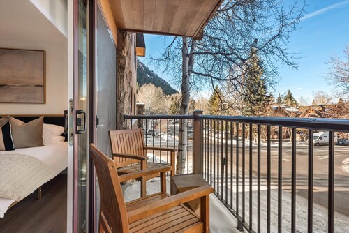 Renovated 2 BR/2 BA  In Town with AC!