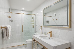 Een douche, een haardroger, handdoeken, zeep