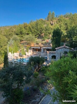 Una villa con piscina, immersa nel verde e con vista sulle montagne.