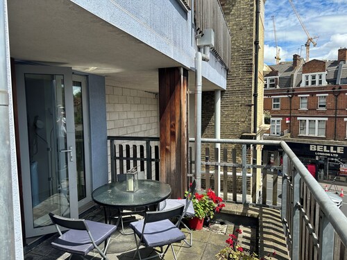 Spacious 2 double bedroom apartment w free off-street parking & superfast WiFi. 