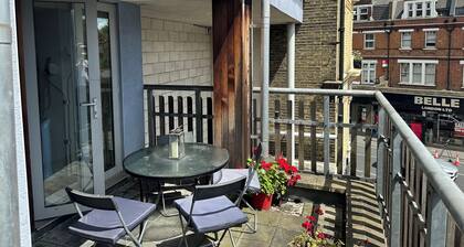 Spacious 2 double bedroom apartment w free off-street parking & superfast WiFi.