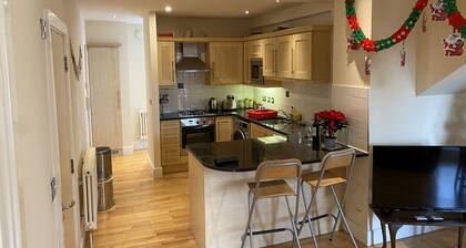 Spacious 2 double bedroom apartment w free off-street parking & superfast WiFi.