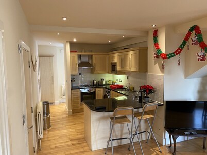 Spacious 2 double bedroom apartment w free off-street parking & superfast WiFi. 