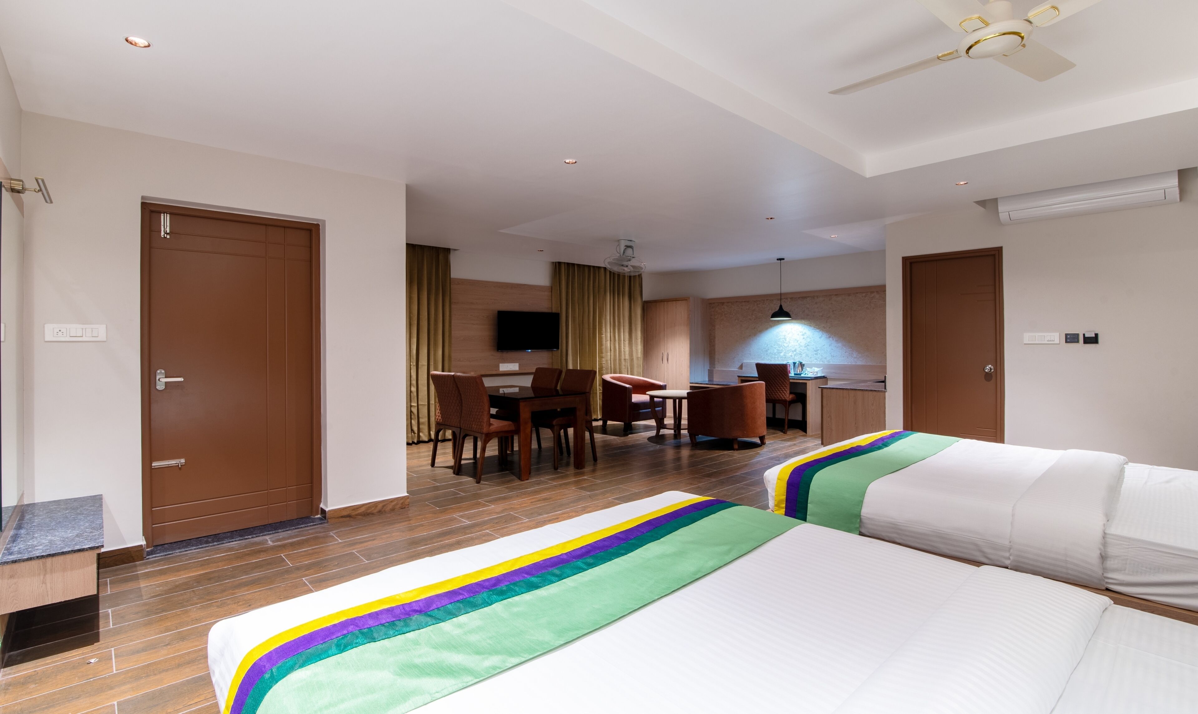 Caja de seguridad en la habitación y escritorio 