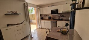 Kühlschrank, Mikrowelle, Ofen, Herdplatte