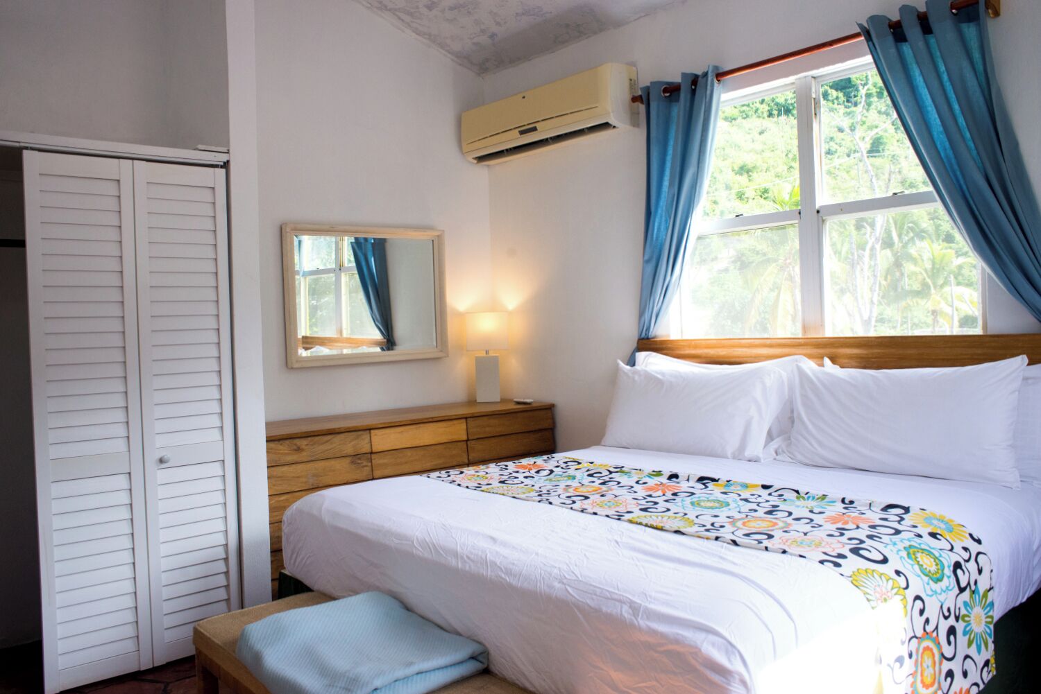 1 bedroom, desk, WiFi, bed sheets