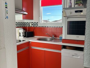 Een koelkast, een microgolfoven, een oven, een kookplaat