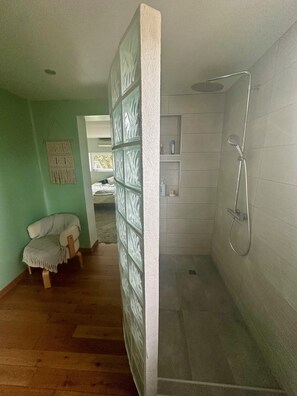 Douche, sĂšche-cheveux, serviettes fournies, papier toilette