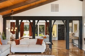 Smart-TV, bøker og kontorer