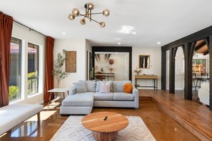 Smart-TV, bøker og kontorer