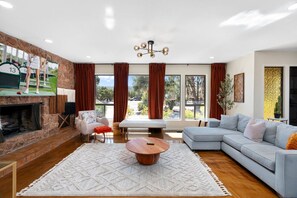 Smart-TV, bøker og kontorer