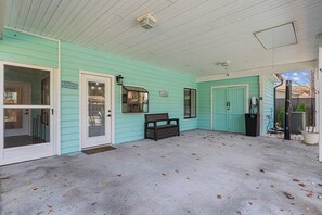 Terrace/patio - Dog Friendly Home- Heated Pool and Quiet Area (North Myrtle Beach)