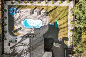 Vue aérienne d’un espace aménagé comprenant une piscine, un coin salon et un petit véhicule.