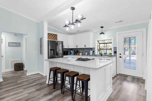 Fridge, microwave, oven, stovetop - Private Pool, Grill, Fire Pit, Smart TV, 4 Beds (North Myrtle Beach)