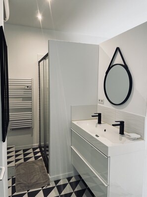 Suihku, pyyhkeet, saippua, vessapaperi