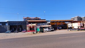 Zona comercial con un lavadero de coches, una pequeña tienda y un edificio identificado como "Membury Resort" que ofrece servicios como barbacoas, cervezas, vinos y helados.