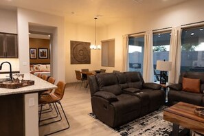 Smart TV, fireplace, books, computer monitors - SunFire Retreat BL 991894 J and Amy (Mesquite)