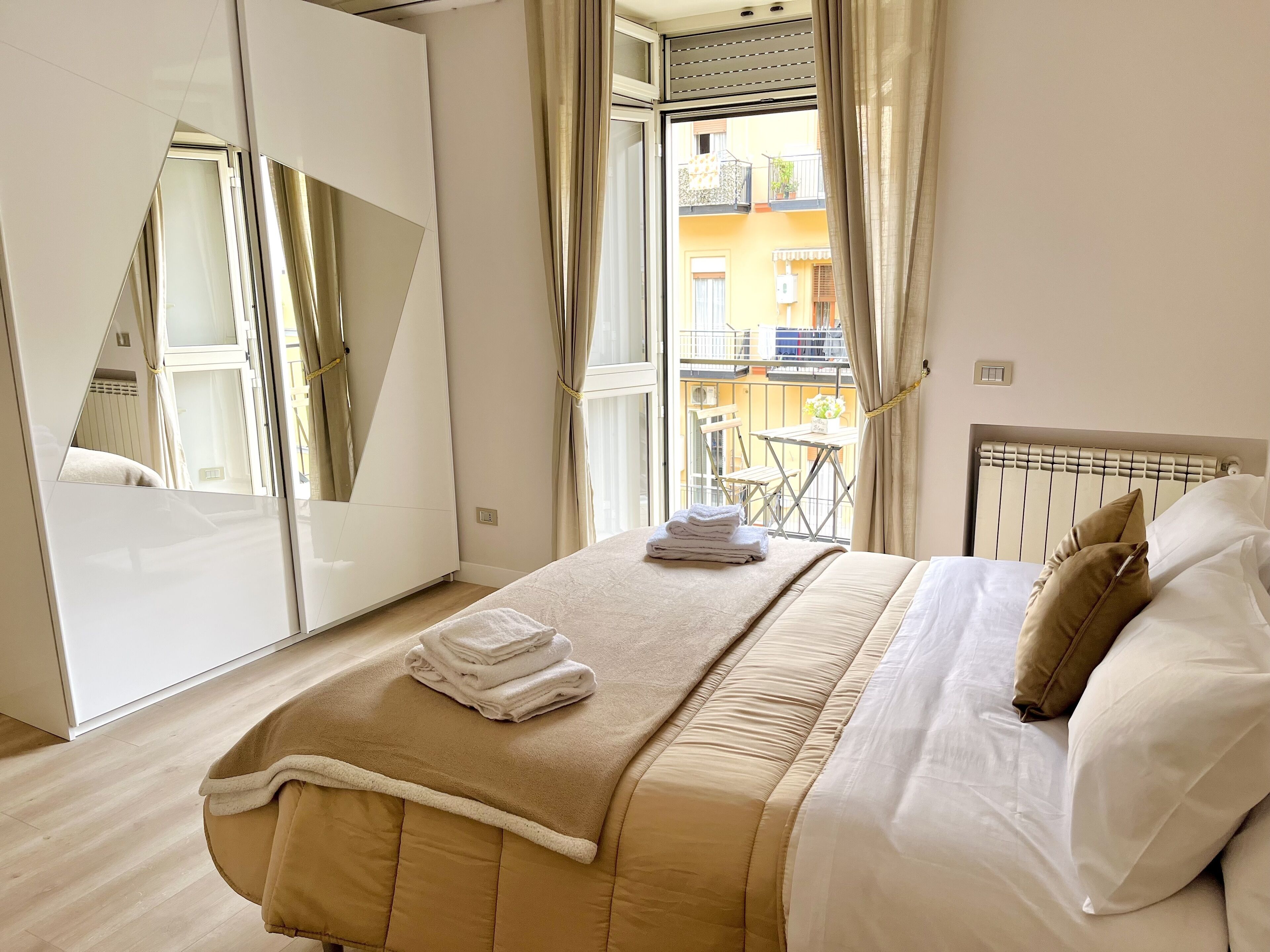 1 camera, una cassaforte in camera, una scrivania, ferro/asse da stiro