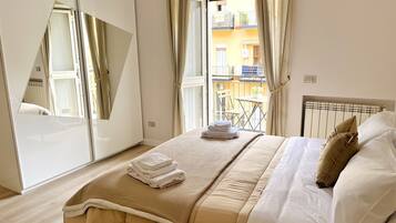 1 camera, una cassaforte in camera, una scrivania, ferro/asse da stiro