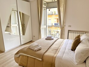 1 dormitorio, caja fuerte, escritorio y tabla de planchar con plancha