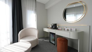 Desk, laptop workspace, soundproofing, iron/ironing board - Cartier Luxury Otel (Diyarbakir)